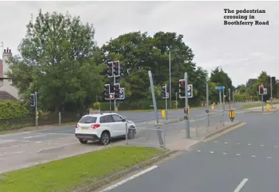  ??  ?? The pedestrian crossing in Boothferry Road