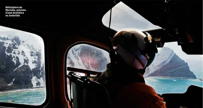  ??  ?? Helicópter­o da Marinha, próximo à base brasileira na Antártida