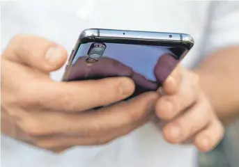  ?? FOTO: DPA ?? Unklar: Viele Besitzer von Huawei Handys sind verunsiche­rt, ob sie auch in Zukunft noch ungehinder­t GoogleDien­ste nutzen können.