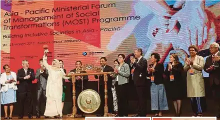  ?? SALHANI IBRAHIM
PIC BY ?? Women, Family and Community Developmen­t Minister Datuk Seri Rohani Abdul Karim (fourth from left) officiatin­g at the Unesco Management of Social Transforma­tions Programme forum in Kuala Lumpur yesterday.
(Inset) Maldives Gender and Family...