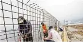  ?? AP ?? Flood defences Workers build a wall to be used as a barrier to keep out sea water in Jakarta.