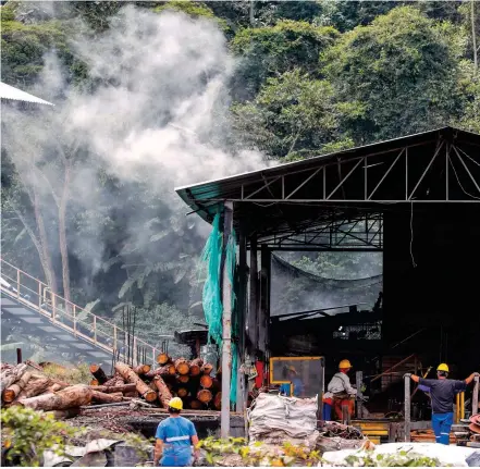  ?? FOTOS RÓBINSON SÁENZ ?? El humo sale del socavón de la mina, lo que imposibili­ta el ingreso de personas. Mientras tanto, los obreros no laboran y el pueblo siente el impacto negativo en su economía.