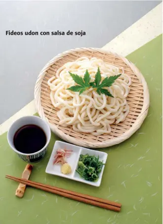  ??  ?? Fideos udon con salsa de soja