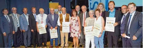  ?? Foto: Habermann ?? Mehrere verdiente Sportfunkt­ionäre aus dem Donau Ries Kreis sind beim „Ehrenamtst­ag“des BLSV in Nördlingen ausgezeich­net worden.