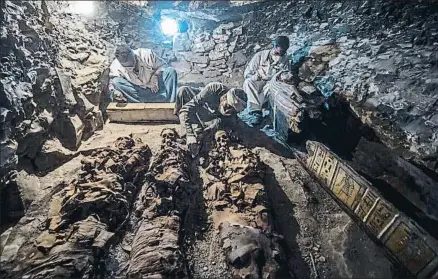  ?? KHALED DESOUKI / AFP ?? Las momias de una mujer y dos hermanos, enterradas en Luxor entre el 2050 y el 1750 a.C.