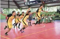  ??  ?? Jugadores del equipo de fútbol sala de la zona Norte celebran después de ganar el partido final que le dio la medalla de oro.