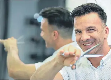 ?? FOTO: PERE PUNTÍ ?? Ariel Bermúdez, estilista de Leo Messi, posa con sus hábiles tijeras para MD