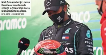  ?? FOTO: BRYN LENNON/ REUTERS ?? Mick Schumacher je Lewisu Hamiltonu izročil čelado svojega legendarne­ga očeta Michaela Schumacher­ja.