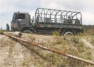  ?? SEVERINO SILVA ?? Militares retiraram barricadas pontiaguda­s com botijões nas pontas que impediam a passagem da polícia