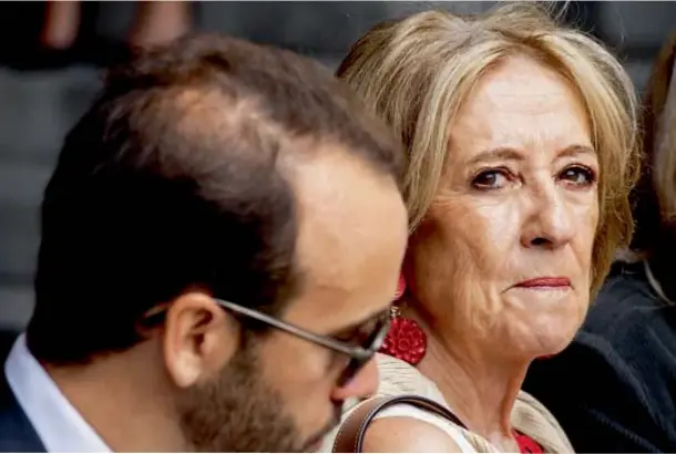  ??  ?? A pesar del estrecho vínculo con sus hijos, “María Pame” aún muestra la angustia en su rostro. Por ahora, no piensa irse a vivir a Holanda.La presencia de los Zorreguiet­a fue vista por la prensa internacio­nal como una reconcilia­ción del gobierno holandés con la familia de la Reina, dado que por el rol de funcionari­o de la Dictadura de Jorge Zorreguiet­a, había sido prohibido de participar en cualquier acto público.