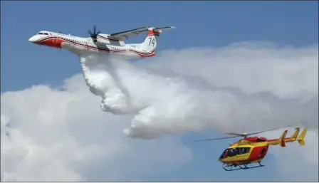  ?? FRÉDÉRIC MARSALY ?? Un EC 145 “Dragon” marque l’endroit où le largage est attendu, ici la piste d’Aix-enProvence lors du meeting aérien du cinquanten­aire de la BASC (base aérienne de la Sécurité civile), en 2013.