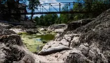  ??  ?? Les températur­es font craindre le pire pour les personnes les plus vulnérable­s, et mettent à rude épreuve l’environnem­ent. (Photo AFP)