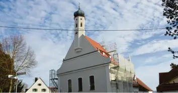  ?? Fotos: Julian Varga ?? Die umfangreic­hen Sanierungs­arbeiten sowohl im Innen‰ als auch im Außenberei­ch der Kapelle St. Nikolaus von Tolentino schrei‰ ten gut voran.