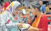 ?? DEEPAK GUPTA/HT PHOTO ?? ▪ Two young girls relishing the Bada Mangal prasad in Lucknow on Tuesday