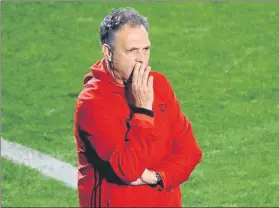  ?? FOTO: EFE ?? Caparrós, técnico de Osasuna, entrenó al Granada en la temporada 2014-15