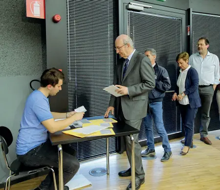  ??  ?? Partecipaz­ione L’assemblea dei circoli di Bolzano tenutasi un mese fa a Oltrisarco, primo atto locale del congresso Pd