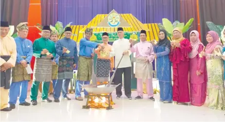  ?? — Photo by Borhaniza Ali Basah ?? Dr Annuar (sixth left), Anuar (fifth left), Wan Hamid (sixth right) and others performing a symbolic launching of the gathering.