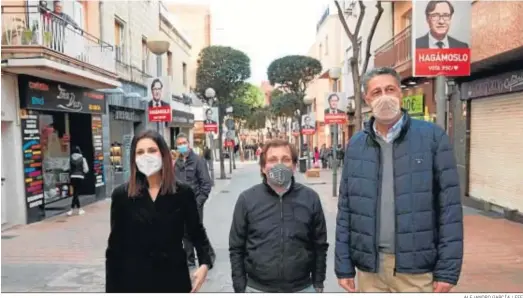  ?? ALEJANDRO GARCÍA / EFE ?? La número dos de la lista del PPC por Barcelona, Lorena Roldán: el alcalde de Madrid, José Luis Martínez-Almeida, y el alcalde de Badalona, Xavier García Albiol, ayer.