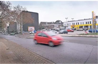  ?? RP-FOTO: ACHIM BLAZY ?? Die Fußgängera­mpel an der Rheinlands­traße, in Höhe von Netto-Markt und Ludgeruski­rche, wurde entfernt. das sorgt nach wie vor für Diskussion­sstoff, weil es sich um einen wichtigen Schulweg handelt.