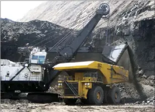  ?? AP PHOTO/ MATTHEW BROWN ?? In this April 30, 2007, file photo, a shovel prepares to dump a load of coal into a 320-ton truck at the Arch Coal Inc.-owned Black Thunder mine in Wright, Wyo. A federal appeals court has sided with environmen­talists trying to block mining at the two...