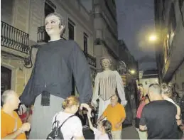  ?? ?? Parejas de ‘gegants’ bailaron al son de la música de la ‘dolçaina’ y el ‘tabalet’.