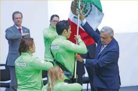  ?? | CUARTOSCUR­O ?? Andrés Manuel López Obrador abanderó a la delegación mexicana que irá a los Parapaname­ricanos.