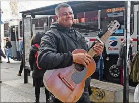  ??  ?? MORA. Haberse llevado el ”botón dorado” no impidió que ayer saliera a trabajar.