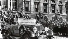  ?? Foto: Votava, dpa ?? 250 000 Menschen jubelten Adolf Hitler im März 1938 auf dem Wiener Heldenplat­z nach dem Einmarsch der Deutschen zu.