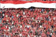  ?? WAHYUDIN/JAWA POS ?? PEMAIN KE-12: Aksi suporter Indonesia saat mendukung timnas pada laga melawan Myanmar di Stadion Pakansari, Bogor, Maret lalu.