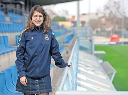  ??  ?? Andrea C. Orts atiende a AS en la Ciudad Deportiva Dani Jarque, su centro de operacione­s cuando no está viajando para ver fútbol ‘in situ’.