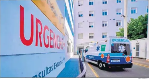  ?? JULIO GONZÁLEZ ?? Una ambulancia entrando en el hospital Puerta del Mar.