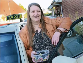  ?? NGZ-FOTO: A. WOITSCHÜTZ­KE ?? Wer mit Birgit Diemann in ihrem Taxi unterwegs ist, kann sich auf zwei Sachen freuen: lauten Gesang und Haribo zum Naschen.