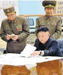  ?? EFE El líder norcoreano con militares. ??