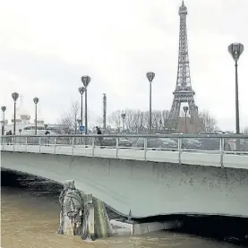  ?? EFE ?? Bajo agua. El río cubre la estatua Le Zouave en un puente de París.