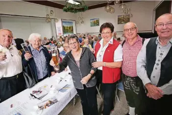  ?? RP-FOTO: ACHIM BLAZY ?? Die Senioren Union kümmert sich regelmäßig während ihrer Stammtisch­e im Ratskeller um aktuelle Belange der Stadt. Gefeiert wird auch – schließlic­h ist Oktoberfes­t-Zeit.