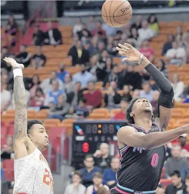  ?? MICHAEL LAUGHLIN/SUN SENTINEL ?? The Heat's Josh Richardson is fouled by the Hawks’ John Collins during the first half of Tuesday’s game at AmericanAi­rlines Arena.