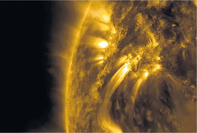  ??  ?? Die Korona, eine Atmosphäre­nschicht der Sonne, wird bis zu eine Million Grad Celsius heiß. Sie zu beobachten ist eine Herausford­erung für die Forschung.