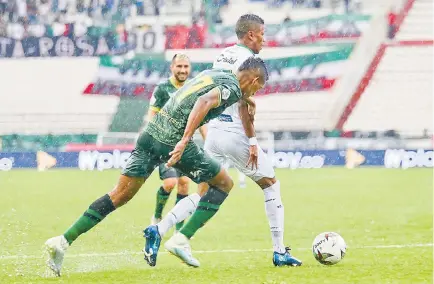  ?? FAN PAGE DEL ONCE CALDAS ?? El partido se disputó en un terreno de juego que se vio afectado por la intensa lluvia que cayó en el primer tiempo.