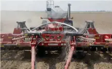  ??  ?? A fertilisin­g mechanism fertilises soybean fields in Gideon, Missouri, US