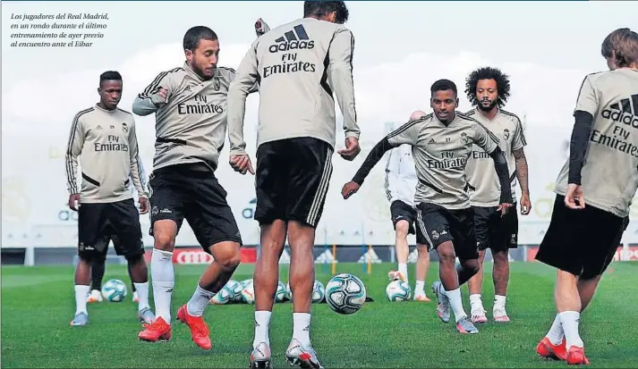  ??  ?? Los jugadores del Real Madrid, en un rondo durante el último entrenamie­nto de ayer previo al encuentro ante el Eibar