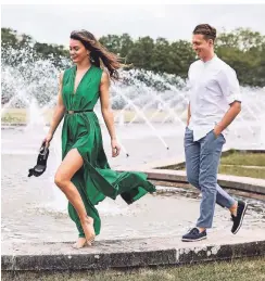  ?? FOTO: LUISA KAZAKBAEV ?? Renata und Valentin Lusin fühlen sich wohl in Düsseldorf. Einer ihrer Lieblingsp­lätze: die Wasserspie­le im Nordpark.