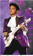  ??  ?? Bruno Mars bei den Grammys, als er einen Prince-Song spielte