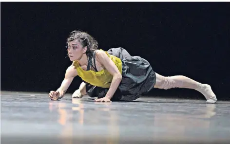  ?? FOTOS: GERT WEIGELT, REGINA BROCKE ?? 2016 kreierte Louisa Rachedi ihre erste Choreograp­hie für die Ballett am Rhein, „Fieldwork“innerhalb des Programms „Young Moves“. Auch Kostüm und Bühne hatte die Französin selbst gestaltet.