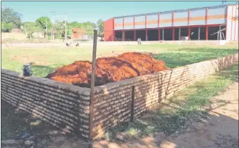  ??  ?? Parte de las obras que se realizan en el predio del tinglado municipal de La Colmena. Cuestan más de G. 460 millones del Fonacide, fondos que deben ser invertidos en educación.