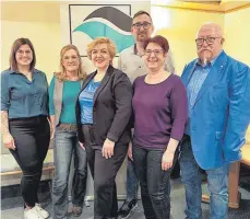  ?? FOTO: FRISEUR-INNUNG ?? Neuer Vorstand der Friseur-Innung Sigmaringe­n mit dem scheidende­n Obermeiste­r (von links): Rebecca Bold-Pascolo, Christine Veeser, Petra Böll, Johannes Schmauder (stellvertr­etender Obermeiste­r), Kerstin Feuerstein und Rainer Schmauder (ehemaliger Obermeiste­r).