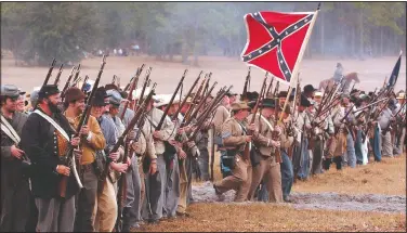  ??  ?? In a reenactmen­t, Confederat­e troops advance to meet the attacking Union army during the battle at the Brooksvill­e Raid in January 2008 in Brooksvill­e, Fla. The two-day event commemorat­es the 1864 attack by union soldiers during the Civil War.
(Tampa Bay Times/Bob East III)