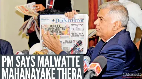  ?? PIC BY PRADEEP PATHIRANA ?? PM displaying yesterday’s Daily Mirror to the media.