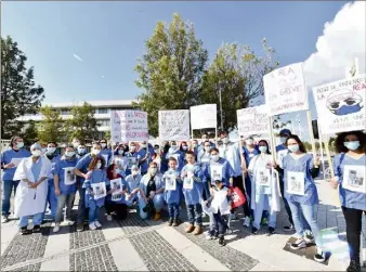  ?? (Photo Sophie Louvet) ?? Les soignants de réanimatio­n font grève devant l’hôpital de Sainte Musse.