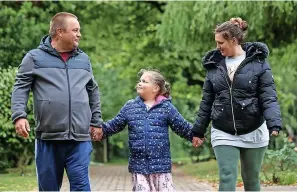  ?? SWNS ?? >
Rebecca Bryant with her boyfriend John Wynn and their daughter Lilly