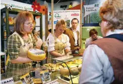  ?? Foto: dpa/Nestor Bachmann ?? Bei der Grünen Woche 2006: Käse aus der Uckermark
